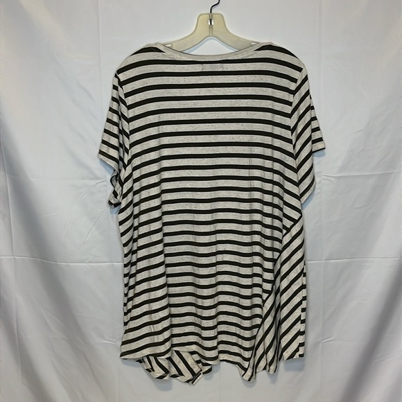 Women's Stylish and Comfortable Short Sleeve, Plus Size, Striped Top. Size 2X - Picture 5 of 12